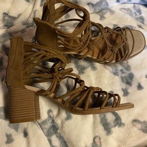 DV SANDLES SIZE 9.5